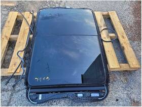 153.po1413 Porsche 2011-2014 Cayenne 3.0l Panoramic Roof Sunroof Sliding Glass 2465 153.po1413 Porsche 2011-2014 Cayenne 3.0l Panoramic Roof Sunroof Sliding Glass 2465